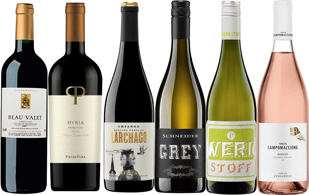 Weinpaket Unsere Favoriten unter 10€ Sechs Weinflaschen stehen in einem eleganten Arrangement. Darunter sind zwei rote, drei weiße und eine rosafarbene Flasche. Alle Flaschen haben unterschiedliche Etiketten und Designs.