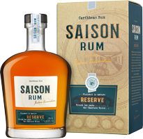 Ein eleganter Flasche mit orangenem Rum, beschriftet mit -SAISON RUM RESERVE-, steht neben einer ansprechenden Verpackung mit ähnlichem Design und Farben.