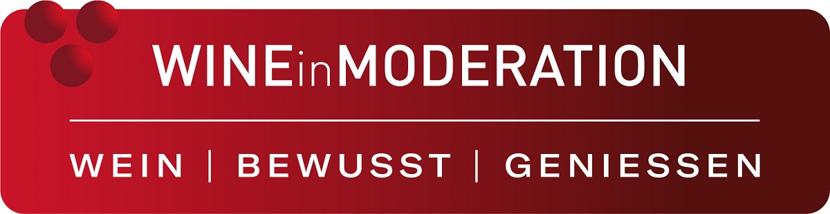 Ein rotes Logo mit dem Text -WINE in MODERATION-. Darunter steht in Schwarz -WEIN | BEWUSST | GENIESSEN-. Links sind drei rote Trauben dargestellt.