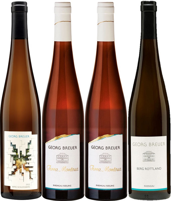 Vier Weinflaschen stehen nebeneinander auf einer Oberfläche. Die Flaschen sind unterschiedlich gestaltet, meist in Brauntönen, mit einer Flasche in Schwarz. Alle tragen Etiketten mit den Namen -Georg Breuer- und beziehen sich auf Riesling-Weine aus Rheing