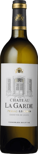 Eine Flasche Château La Garde Wein in einer eleganten Form. Das Etikett zeigt den Namen des Weins und seinen Herkunftsort, Pessac-Léognan, auf einem weißen Hintergrund.