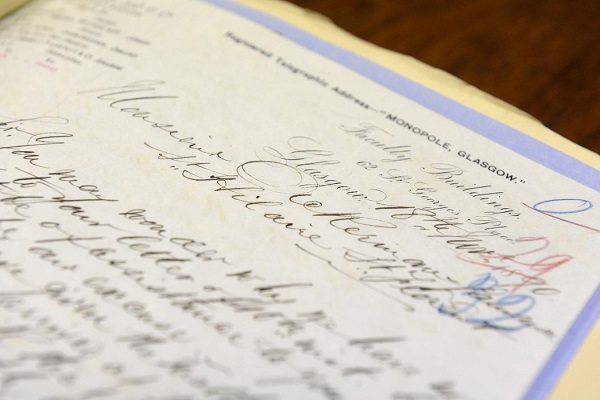 Eine handgeschriebene Notiz auf einem alten, leicht vergilbten Papier. Der Text ist in verschiedenen blauen und schwarzen Tönen verfasst, umgeben von einem leicht strukturierten Hintergrund.