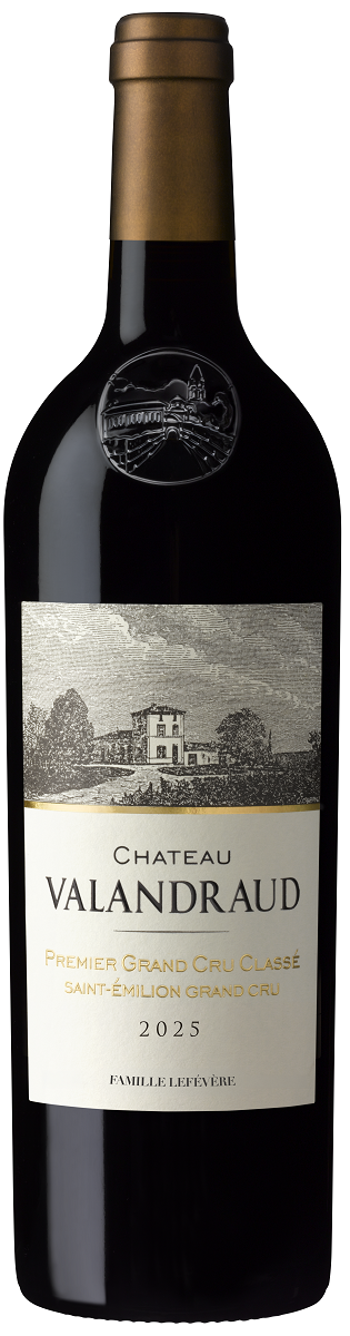 Eine Weinflasche mit dunkler Glasfarbe und goldfarbener Kapsel. Auf dem Etikett steht -Chateau Valandraud, Premier Grand Cru Classé, Saint-Émilion Grand Cru, 2025, Famille Lefèvre- in eleganter Schrift.