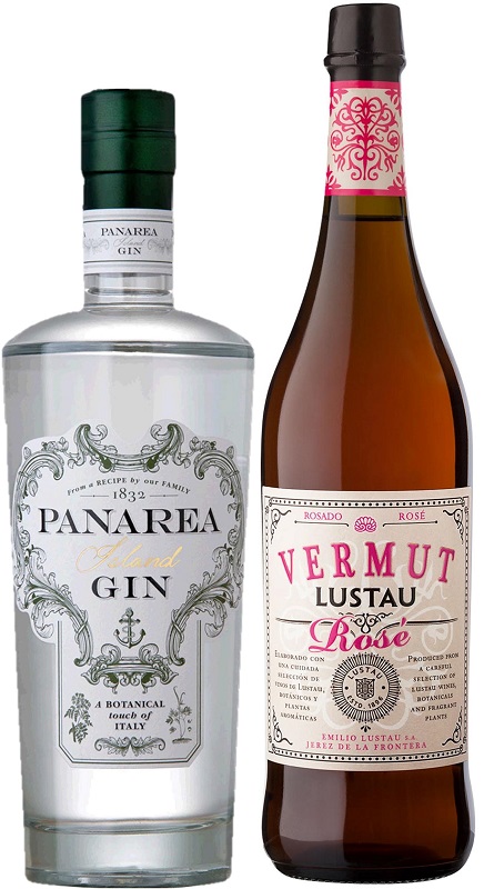 Cocktailpaket Pink Negroni Spritz Zwei Flaschen stehen nebeneinander: Links eine klare Gin-Flasche von Panarea mit elegantem Design, die andere eine rosafarbene Vermut-Flasche von Lustau. Beide haben ansprechende Etiketten.