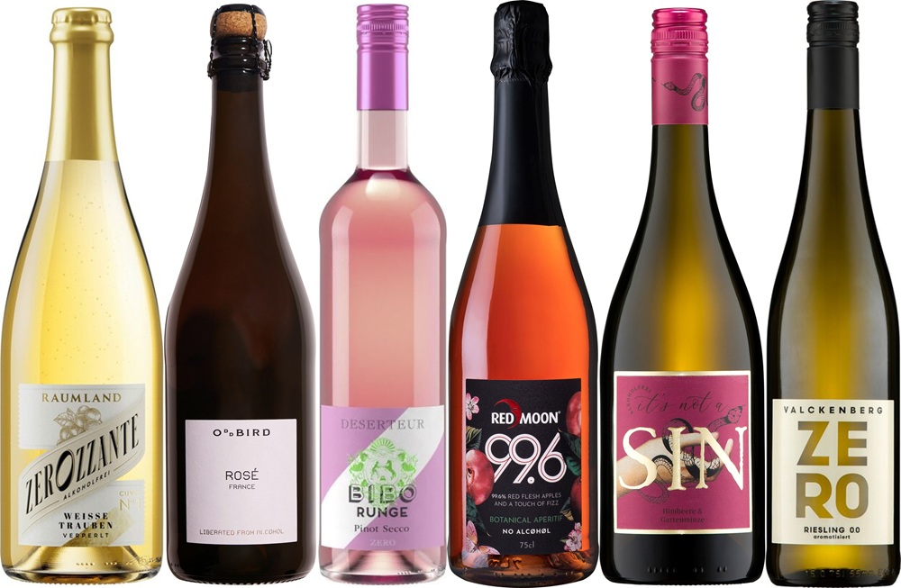 Sechs Weinflaschen in unterschiedlichem Design stehen nebeneinander. Dazu gehören Schaumweine und Rosé, wobei einige farbenfroh gestaltet sind und verschiedene Etiketten tragen.