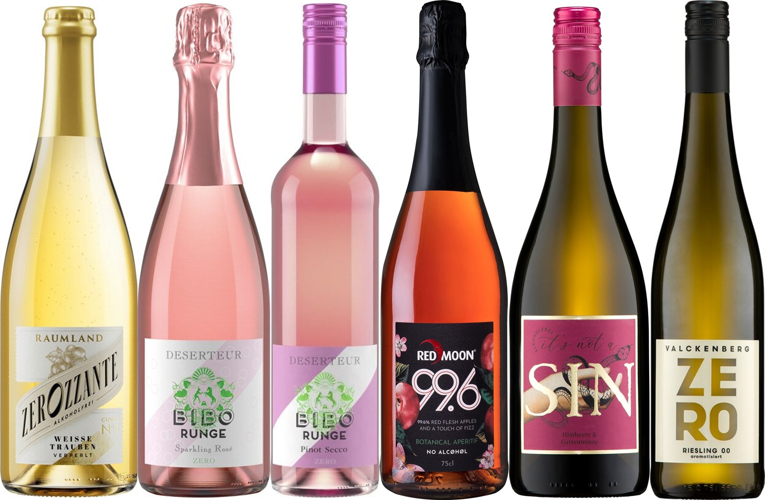 Sechs Flaschen alkoholfreier Weine stehen nebeneinander. Die Flaschen variieren in Farbe und Form, einige haben Korken, andere Schraubverschlüsse. Die Etiketten sind dekorativ und leuchtend.