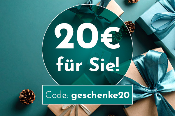 Geschenkpäckchen liegen auf einem blauen Hintergrund. In der Mitte steht -20€ für Sie!- und darunter der Code -geschenke20-. Deko-Elemente wie Tannenzapfen sind ebenfalls sichtbar.
