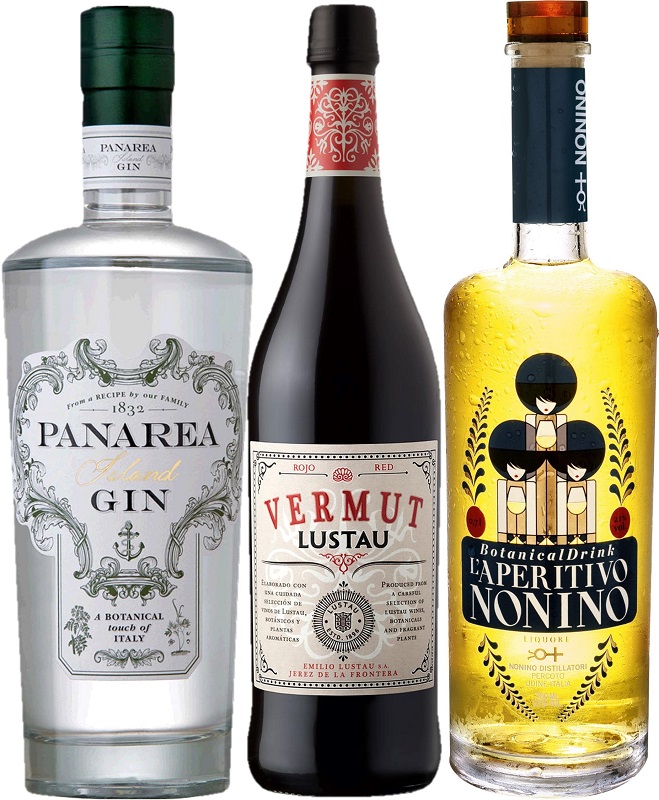 Paket Negroni klassisch Drei Flaschen alkoholischer Getränke stehen nebeneinander. Links ist eine Flasche Gin, in der Mitte eine Flasche Vermut und rechts eine Flasche Aperitif. Jede Flasche hat ein auffälliges Etikett.