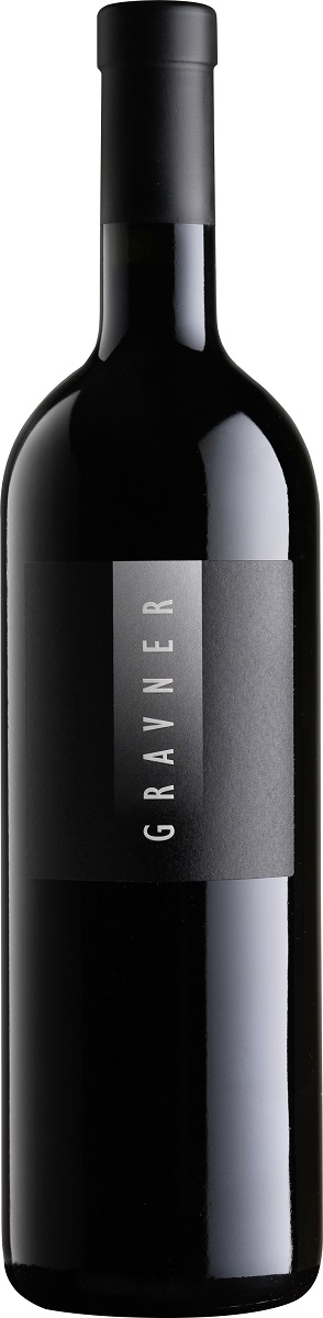 Eine schwarze Weinflasche mit einem schlichten, mattschwarzen Etikett, auf dem der Schriftzug -GRAVNER- in heller Schrift steht. Die Flasche hat einen schwarzen Korken und einen eleganten, minimalistischen Look.