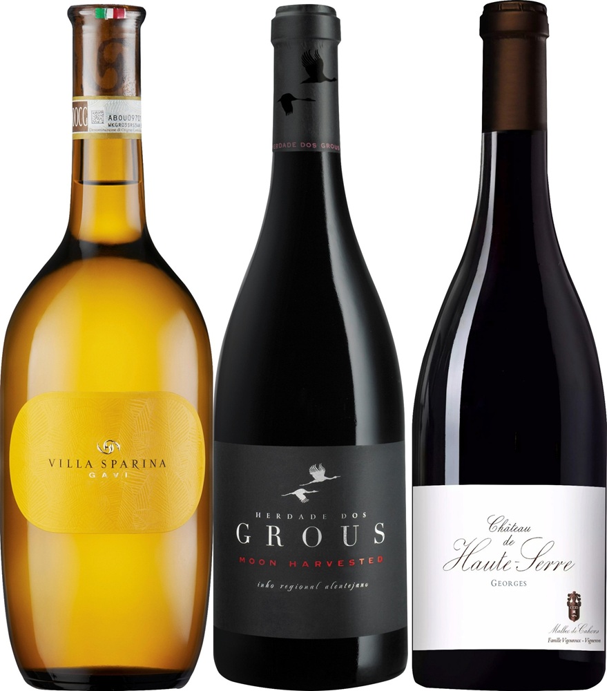 Drei Weinflaschen stehen nebeneinander: links eine goldene, runde Flasche mit gelbem Etikett, in der Mitte eine schmale schwarze Flasche mit einem Vogelmotiv und rechts eine schwarze Flasche mit einem weißen Etikett.