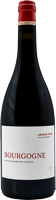 Eine Weinflasche mit einem schlanken Körper und rotem Korken, etikettiert mit -Bourgogne- in schlichtem, modernem Design auf einem weißen Hintergrund.