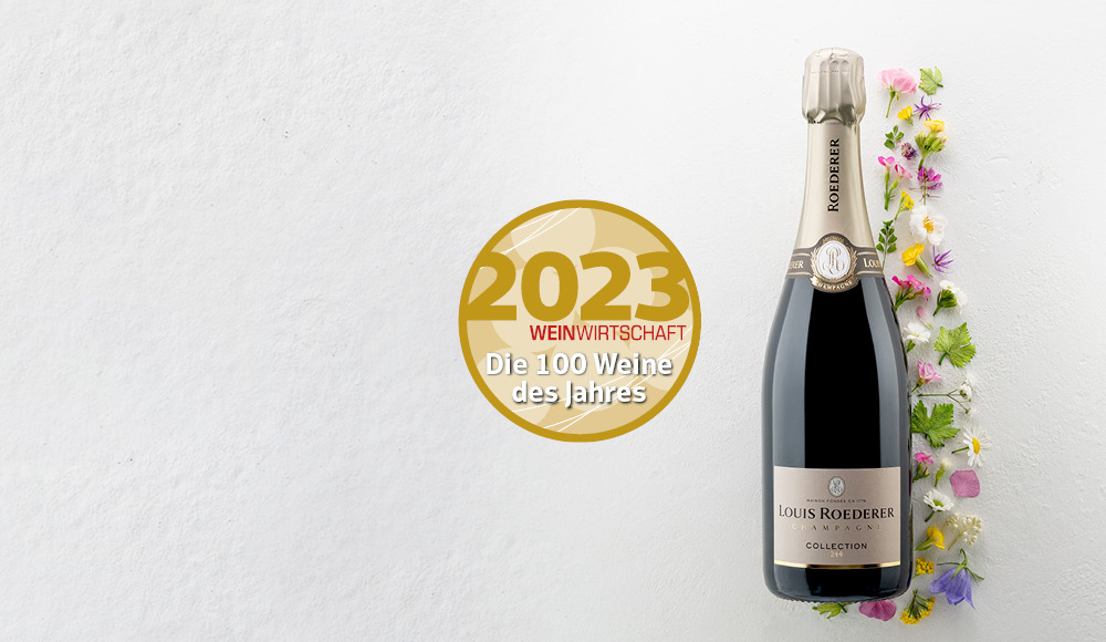 Eine Flasche Louis Roederer Champagner steht auf einem weißen Untergrund, umgeben von einer Girlande aus bunten Blumen. Im Hintergrund befindet sich eine goldene Auszeichnung für die -100 Weine des Jahres 2023-.