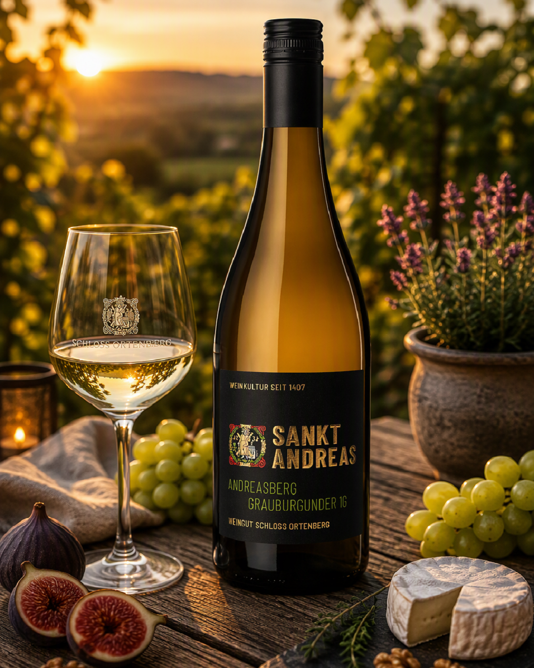Eine Flasche Grauburgunder und ein Glas Wein stehen auf einem rustikalen Holztisch. Im Hintergrund sind Weinreben und ein Sonnenuntergang sichtbar. Frische Trauben und Feigen ergänzen die Komposition.