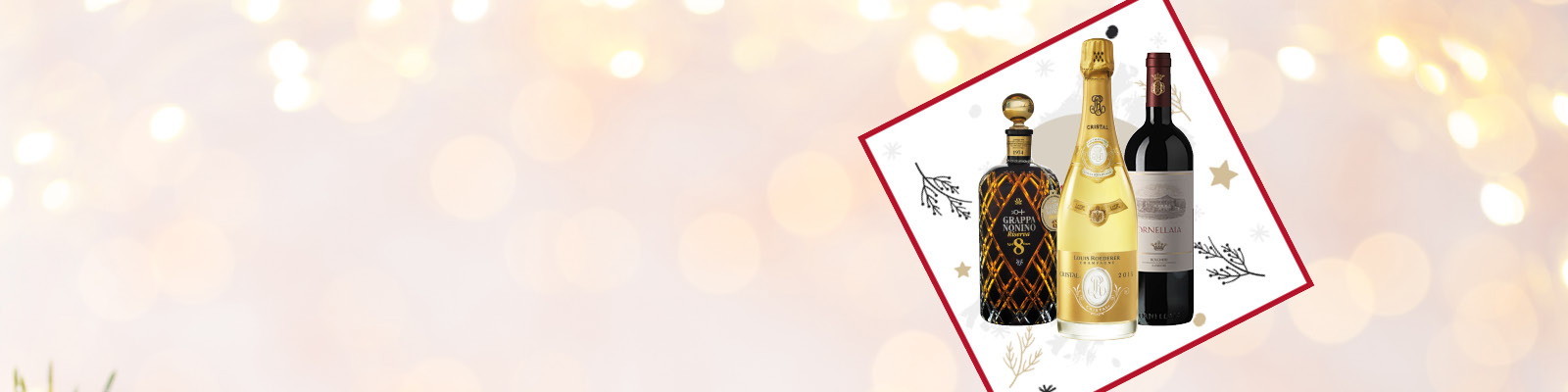 Drei Flaschen Alkohol stehen prominent in einem dekorativen Rahmen. Eine Flasche hat eine auffällige goldene Kappe, während die anderen dunkle und helle Etiketten aufweisen. Der Hintergrund ist unscharf und festlich dekoriert.