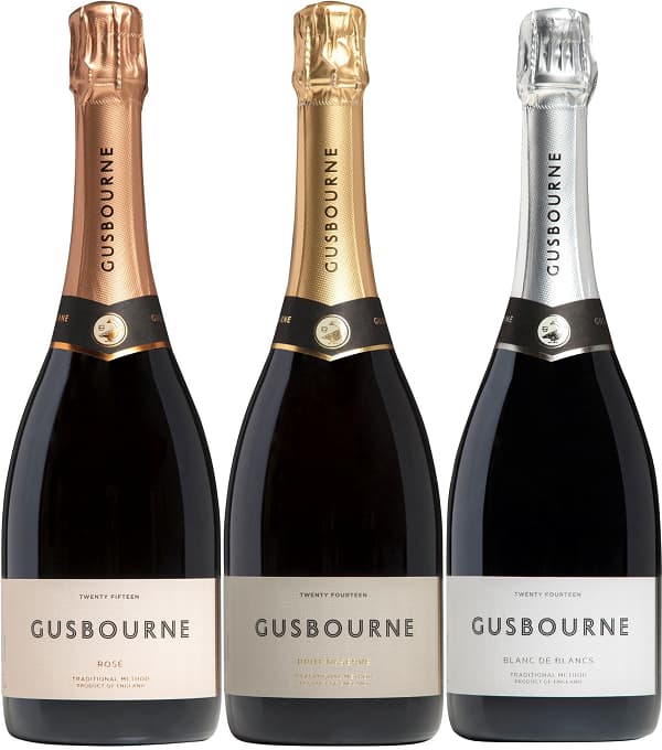 Paket Gusbourne Estate - English Sparkling Drei Flaschen Sekt stehen nebeneinander. Die erste Flasche hat eine roséfarbene Kapsel, die zweite eine goldene und die dritte eine silberne. Alle tragen das Etikett -Gusbourne-.