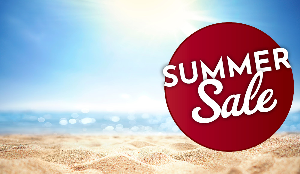 Sandstrand im Vordergrund mit einem klaren blauen Himmel und Sonnenlicht. In der Mitte ein roter Kreis mit dem Text -SUMMER Sale- in weißer Schrift.