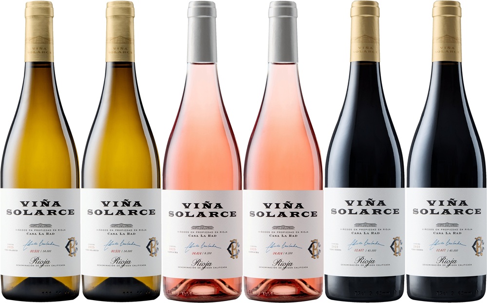 Sechs Flaschen Wein in verschiedenen Farben stehen in Reihe. Links sind zwei Flaschen Weisswein, gefolgt von einer Roséflasche und drei Flaschen Rotwein. Jede Flasche trägt das Etikett -Viña Solarce-.
