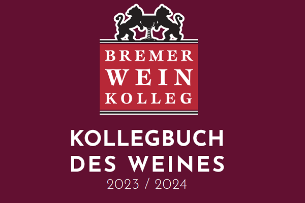 Cover23-24_600x400 Ein roter Hintergrund mit einem Wappen, das zwei Löwen zeigt. In der Mitte steht -BREMER WEIN KOLLEG-, darunter -KOLLEGBUCH DES WEINES 2023 / 2024- in großen, weißen Buchstaben.