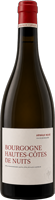 Eine Weinflasche mit rotem Korken. Die Etikette zeigt den Text -Bourgogne Hautes Côtes de Nuits-. Die Flasche ist vor einem schwarzen Hintergrund positioniert.