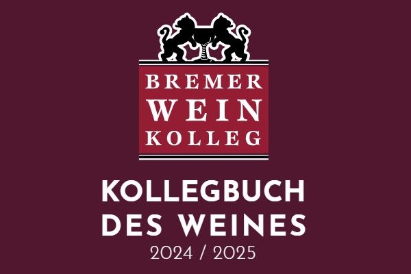 Kollegbuch_Cover_24-25 Ein Logo auf burgunderfarbenem Hintergrund zeigt zwei stilisierte Löwen über den Worten -Bremer Wein Kolleg-. Darunter steht -Kollegbuch des Weines 2024 / 2025-.