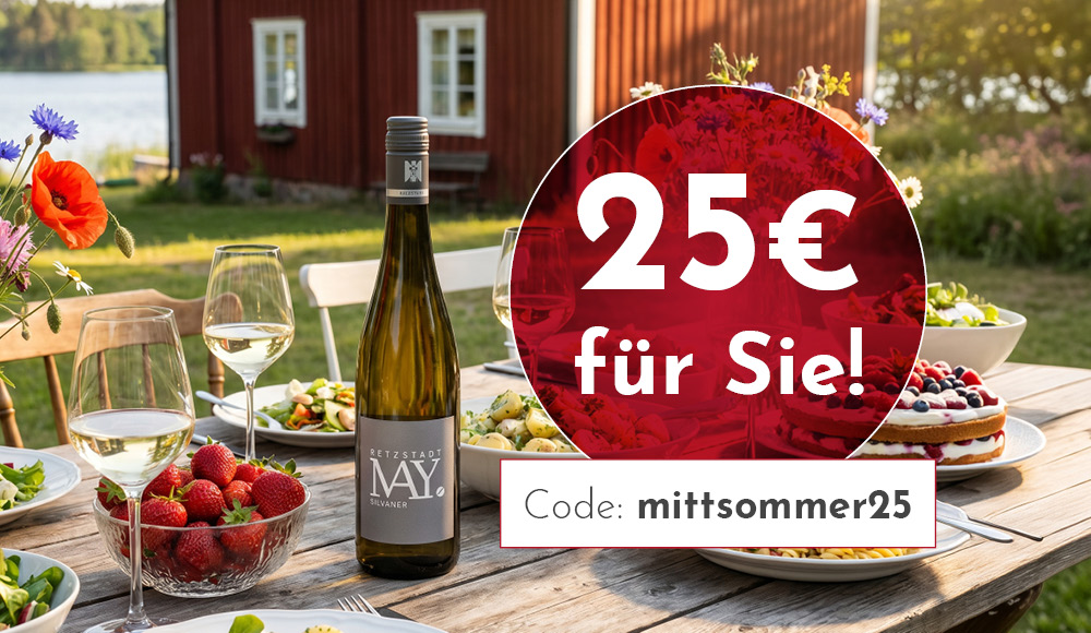 Eine gedeckte Tischsituation im Freien am Wasser, mit Weinflasche, Gläsern, frischen Erdbeeren und Salat. Ein Angebot von 25€ für einen Gutschein ist sichtbar, mit dem Code -mittsommer25-.