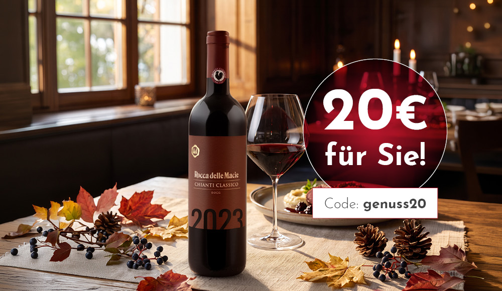 Eine Flasche Chianti Classico steht neben einem Weinglas auf einem Tisch, umgeben von herbstlichen Blättern und Tannenzapfen. Im Hintergrund sind Kerzen und Fenster sichtbar.