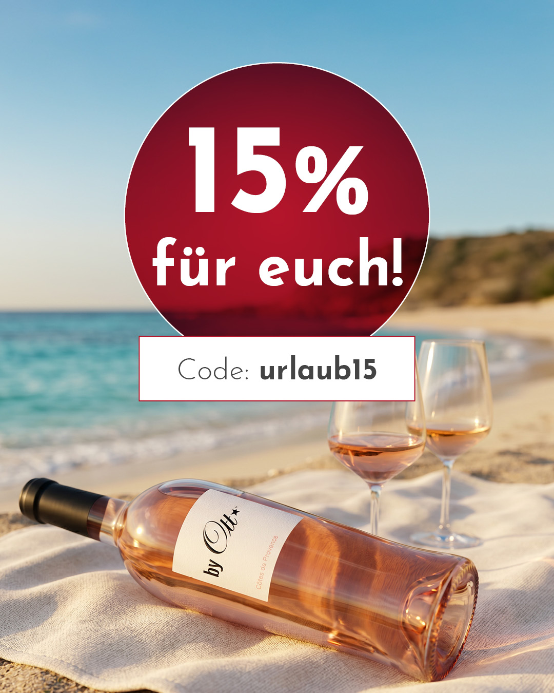 Ein Flasche Roséwein liegt auf einemSandtuch am Strand, daneben zwei Weingläser. Im Hintergrund sind das Meer und ein sonniger Himmel zu sehen. Text informiert über 15% Rabatt mit dem Code -urlaub15-.
