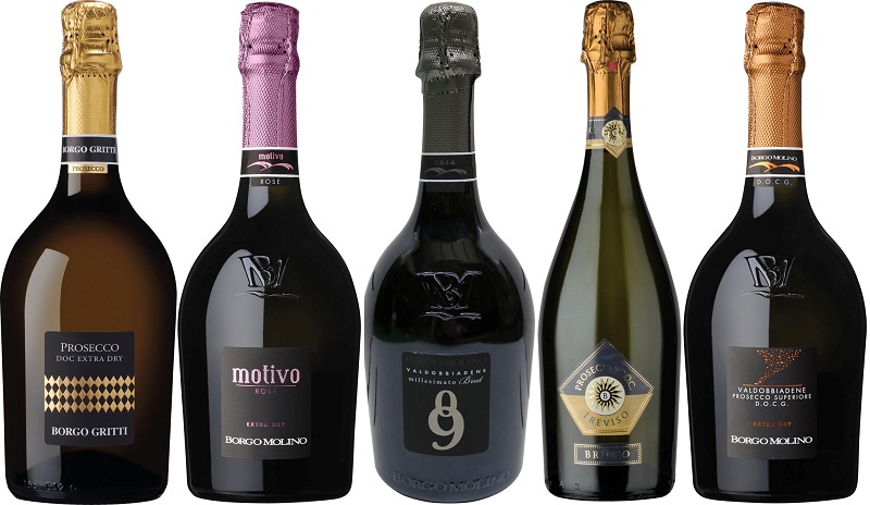 Fünf Flaschen Schaumwein stehen nebeneinander. Die Flaschen sind unterschiedlich gestaltet, mit verschiedenen Etiketten und Farben, und zeigen eine Auswahl von Prosecco und Rosé.