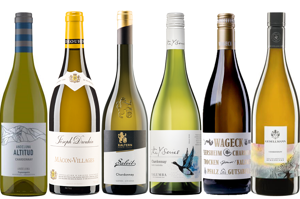 Weinpaket Best of Chardonnay Sechs Weinflaschen stehen nebeneinander auf einem weißen Hintergrund. Die Flaschen sind in verschiedenen Formen und Farben, hauptsächlich grün und braun, und enthalten Chardonnay-Weine aus unterschiedlichen Regionen.