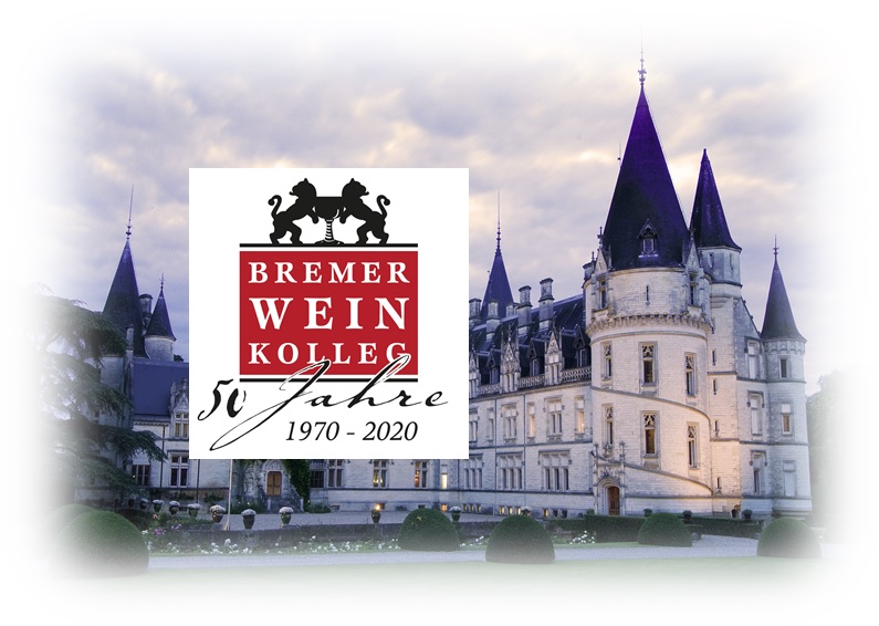 Ein Schloss mit Türmen und elegantem Design steht im Hintergrund. Im Vordergrund befindet sich ein weißes Logo mit dem Text -BREMER WEIN KOLLEG 50 Jahre 1970 - 2020-. Der Himmel ist bewölkt.