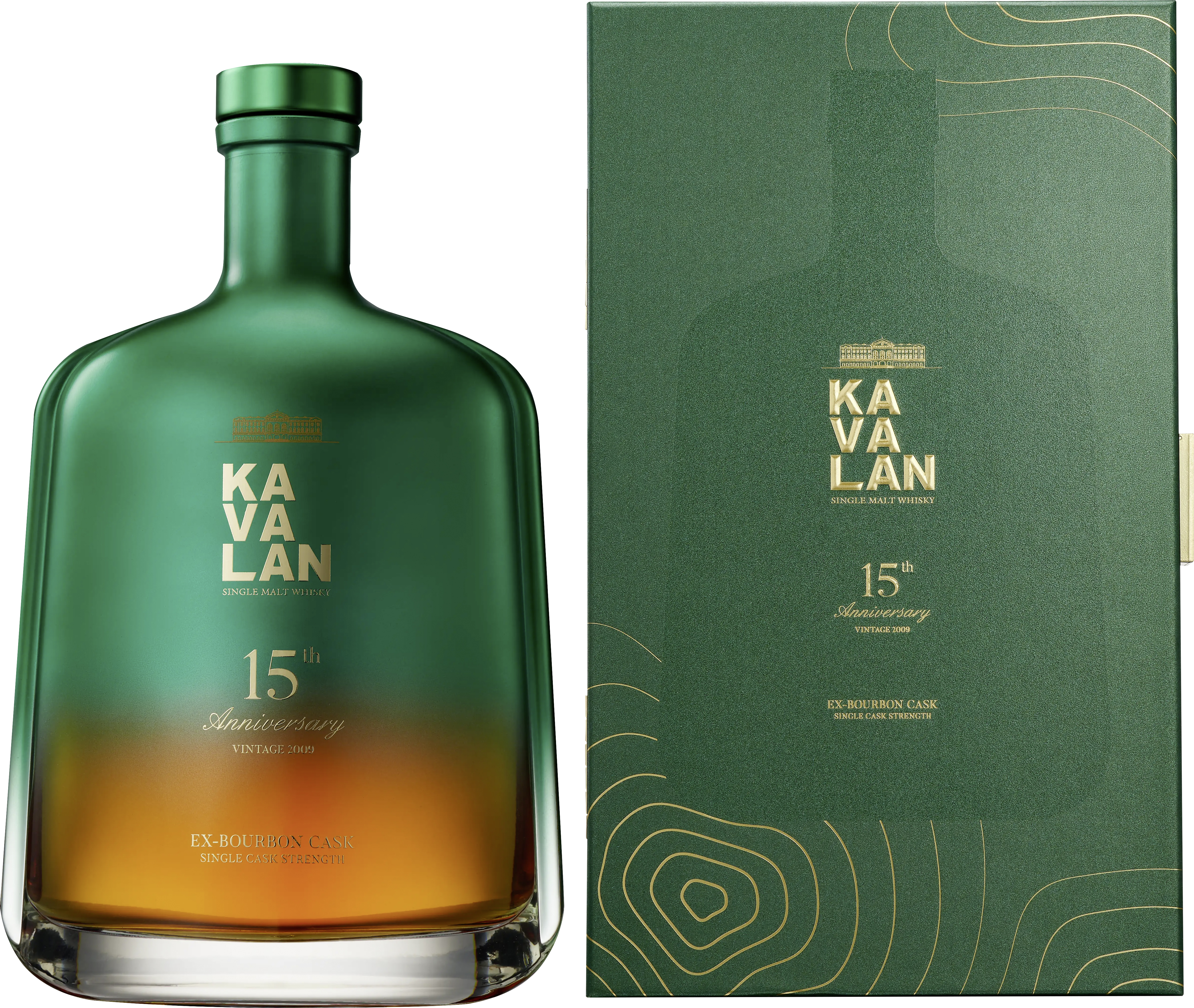 Eine grüne Whiskyflasche mit goldener Schrift zeigt den Namen -KAVALAN- und die Aufschrift -15th Anniversary-. Daneben befindet sich eine passende grüne Verpackung mit goldenem Design.