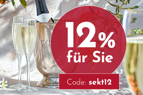 Zwei Sektgläser mit prickelndem Getränk stehen neben einem silbernen Kübel. Auf einem roten Kreis steht -12 % für Sie-, darunter der Code -sekt12-.