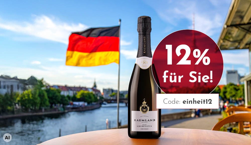 Eine Flasche Raumland Sekt steht auf einem Tisch mit Blick auf einen Fluss und eine Stadt. Im Hintergrund weht die deutsche Flagge. Ein Rabatt von 12% wird beworben.