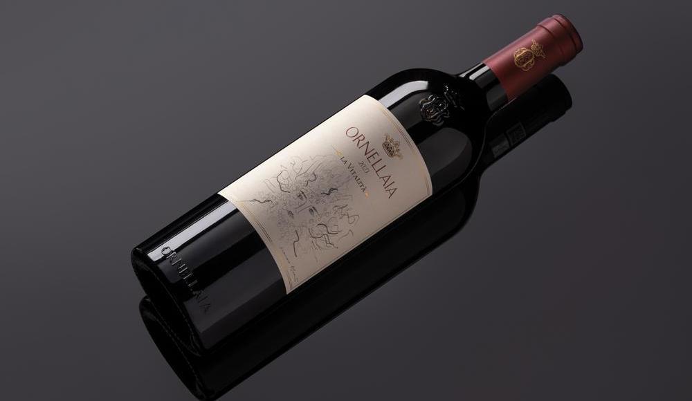 Eine Weinflasche mit dem Etikett -Ornellaia-, elegant platziert auf einem schwarzen Hintergrund. Die Flasche hat einen roten Korken und feine Details auf dem Etikett.