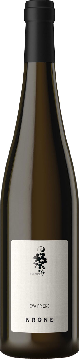 Eine Weinflasche mit schwarzem Korken steht im Vordergrund. Der Etikett zeigt einen Traubenillustration, den Namen -EVA FRICKE- und das Wort -KRONE- in Großbuchstaben. Die Flasche hat eine schlanke, elegant geformte Glasoberfläche.