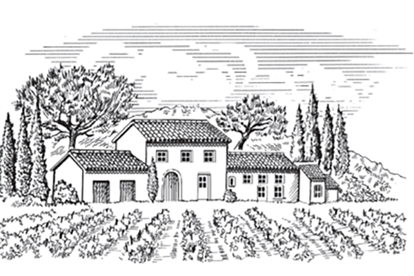 Ein landwirtschaftliches Anwesen mit mehreren Gebäuden steht inmitten von Weinreben. Hohe Zypressen und Laubbäume umgeben die Szenerie, die von sanften Hügeln im Hintergrund geprägt ist.