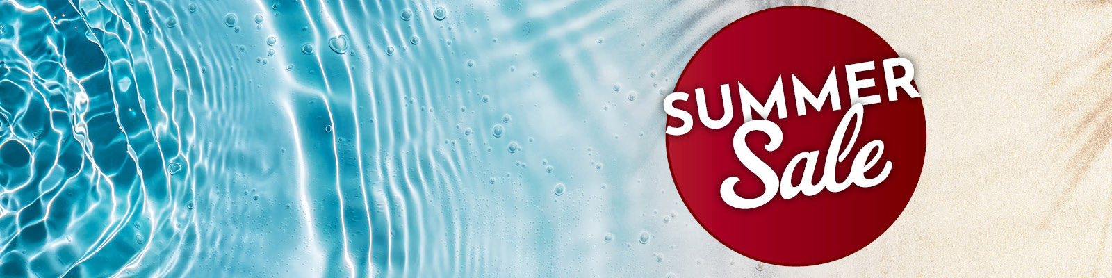 Wassertropfen reflektieren das Licht und erzeugen Wellen in blauen Wasser, während auf der rechten Seite ein roter Kreis mit dem Text -SUMMER SALE- dargestellt ist, umgeben von sandfarbenem Hintergrund.