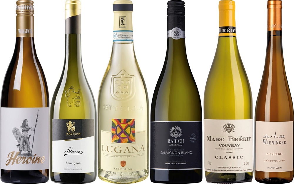 Sechs Weinflaschen stehen nebeneinander. Jede Flasche hat ein einzigartiges Design und Etikett. Die Flaschen scheinen verschiedene Weißweinsorten zu repräsentieren, darunter Sauvignon und Lugana.