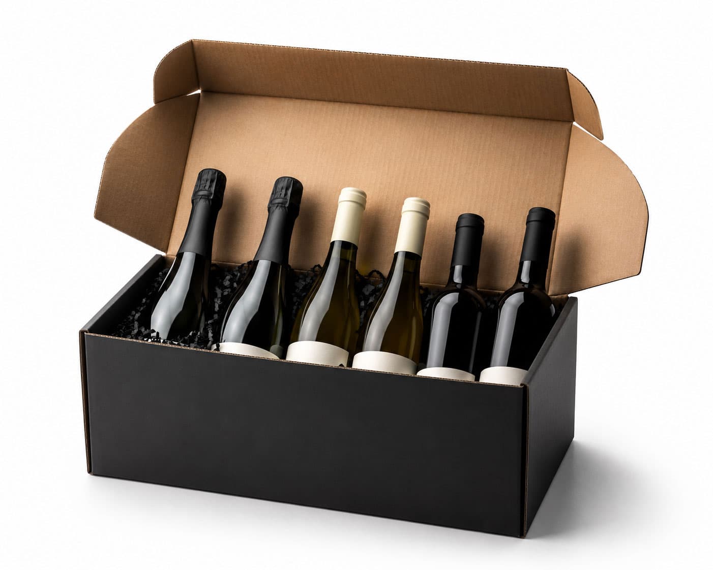Sechs Flaschen Wein sind in einer geöffneten, schwarzen Verpackung untergebracht, die mit schwarzem Füllmaterial gefüllt ist. Die Flaschen variieren in Farbe und Typ.