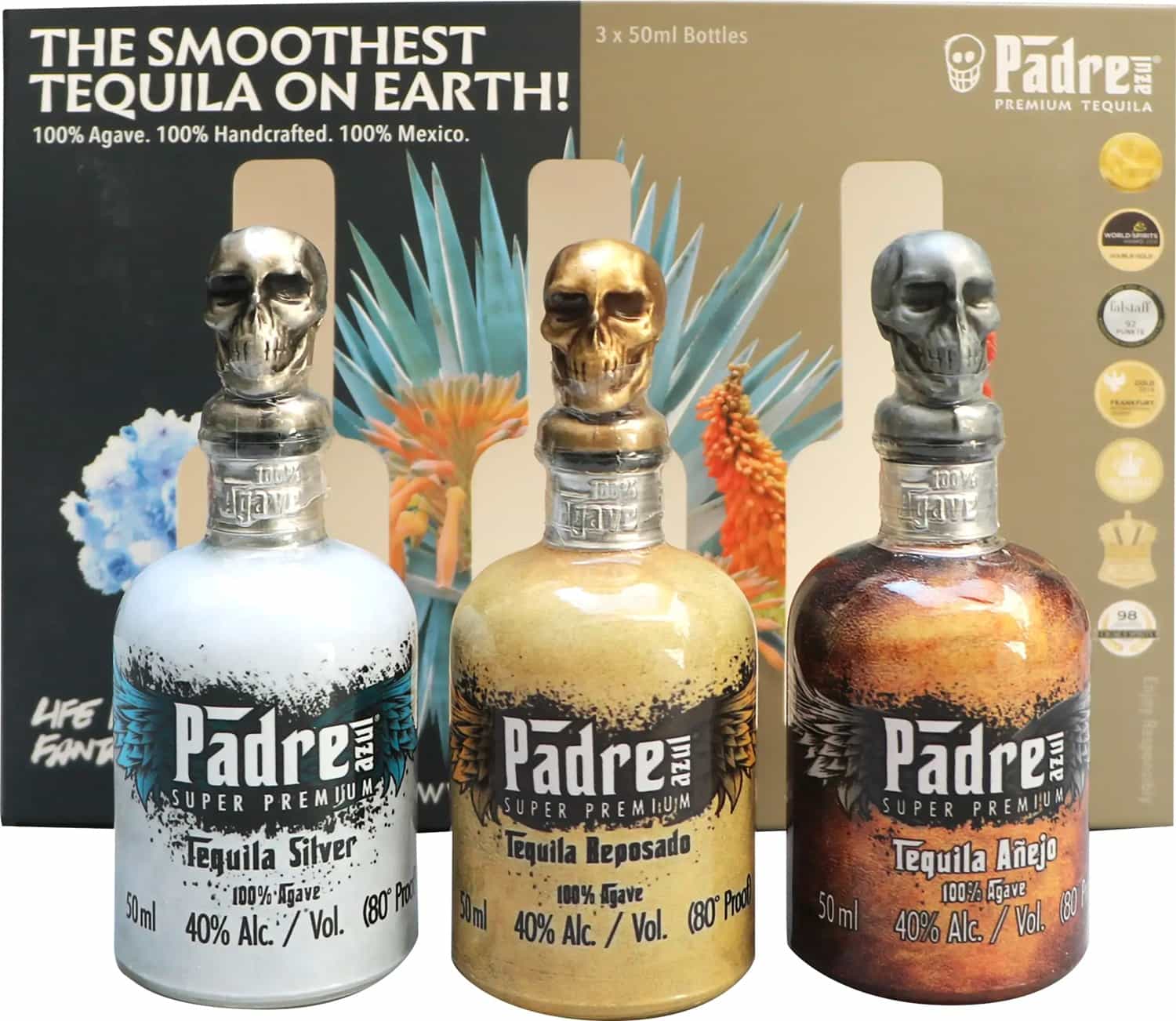 Drei Tequila-Flaschen mit Schädelkappen stehen in einem Set. Die Flaschen sind etikettiert als Tequila Silver, Tequila Reposado und Tequila Añejo. Der Hintergrund zeigt eine Pflanze.