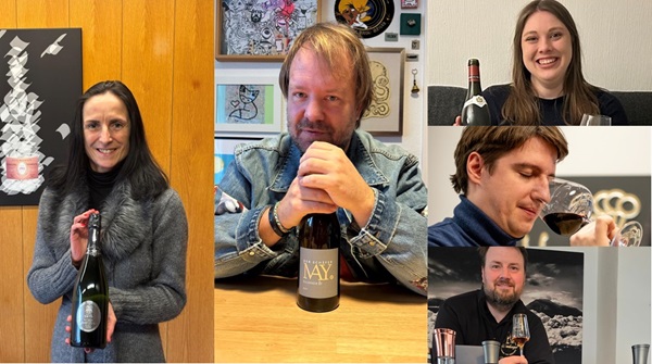 Eine Frau hält eine Flasche Wein in der Hand, während ein Mann mit einer weiteren Flasche am Tisch sitzt. Rechts sind zwei Personen beim Genießen von Wein abgebildet, eine lächelt, während die andere nachdenklich schaut.