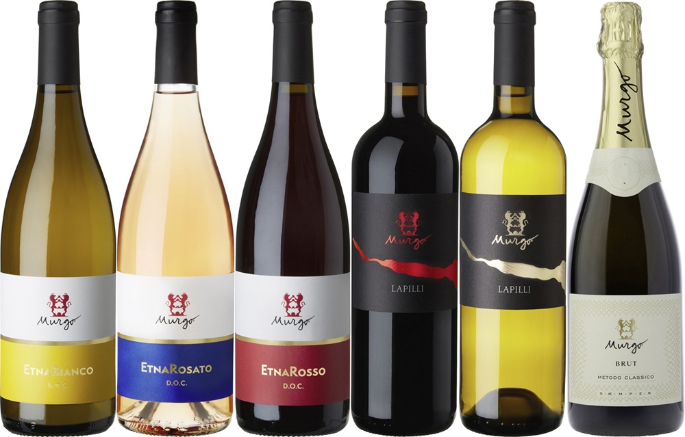 Sechs Flaschen Wein stehen nebeneinander. Sie sind in verschiedenen Farben: Weiß, Rosé und Rot. Die Etiketten zeigen das Logo -Mungo- und Informationen zu den Weinsorten.
